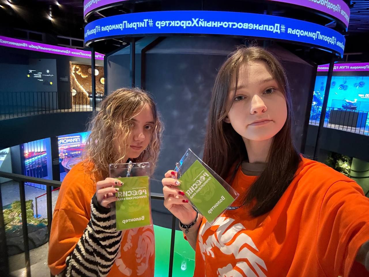 Наши волонтеры провели экскурсии в национальном центре «Россия»