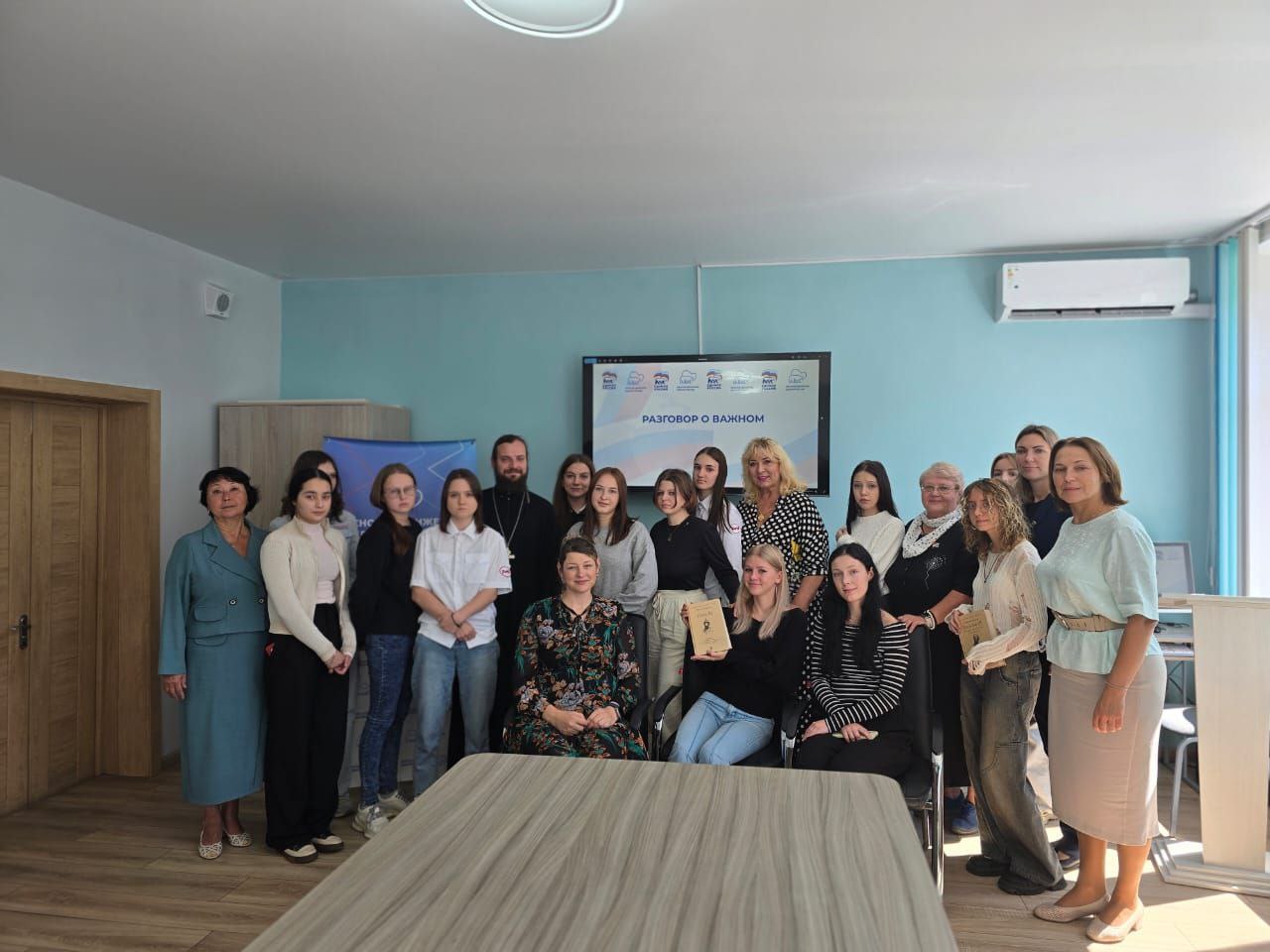 Что значит быть девушкой в 2025? В колледже прошел важный разговор о ценностях