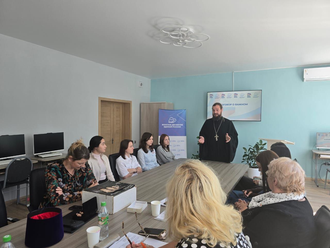 Что значит быть девушкой в 2025? В колледже прошел важный разговор о ценностях