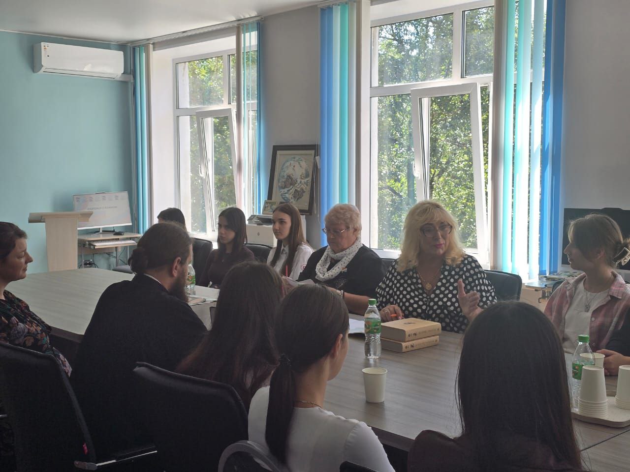 Что значит быть девушкой в 2025? В колледже прошел важный разговор о ценностях