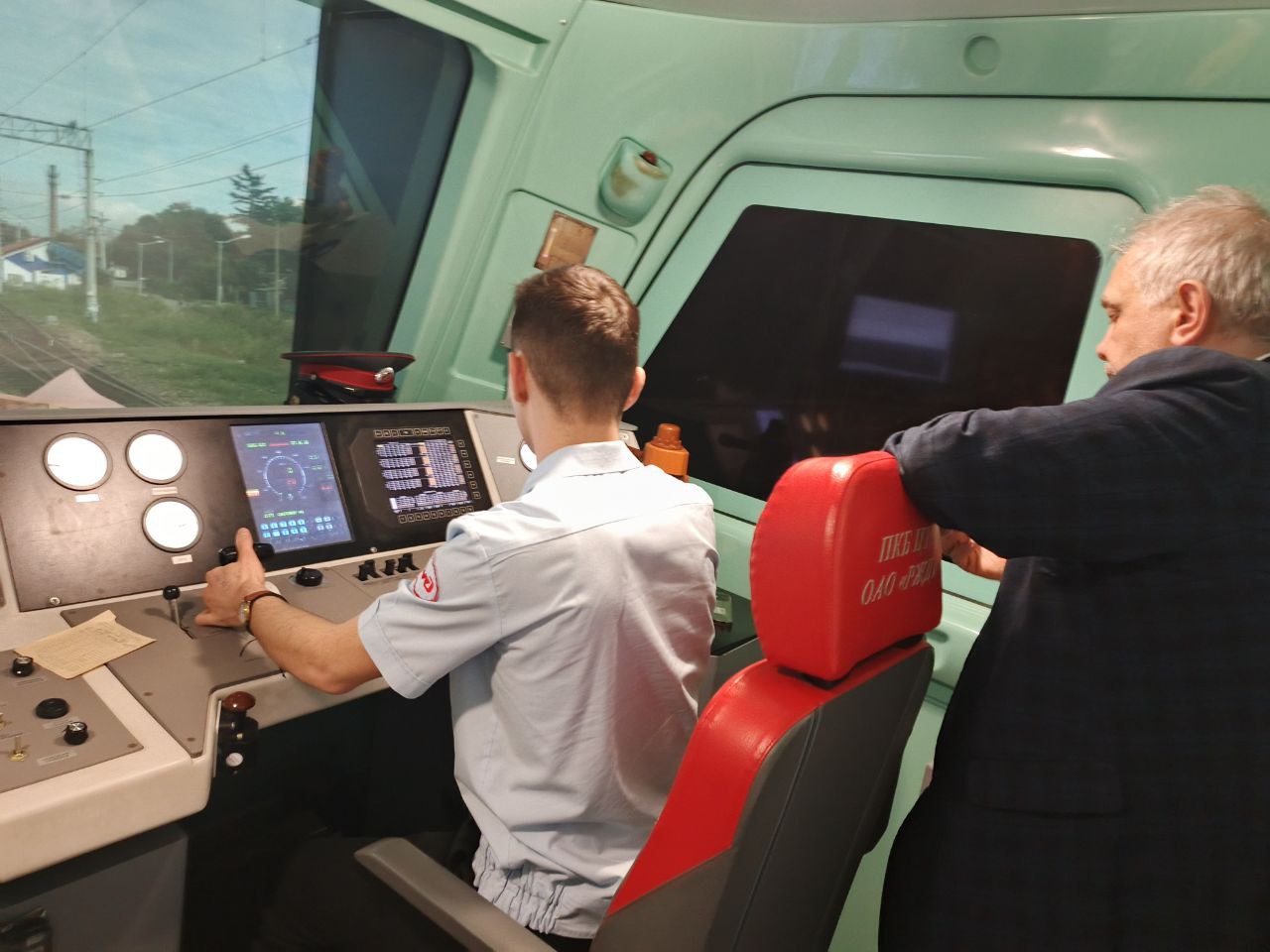 Наши будущие машинисты в локомотивном депо Смоляниново