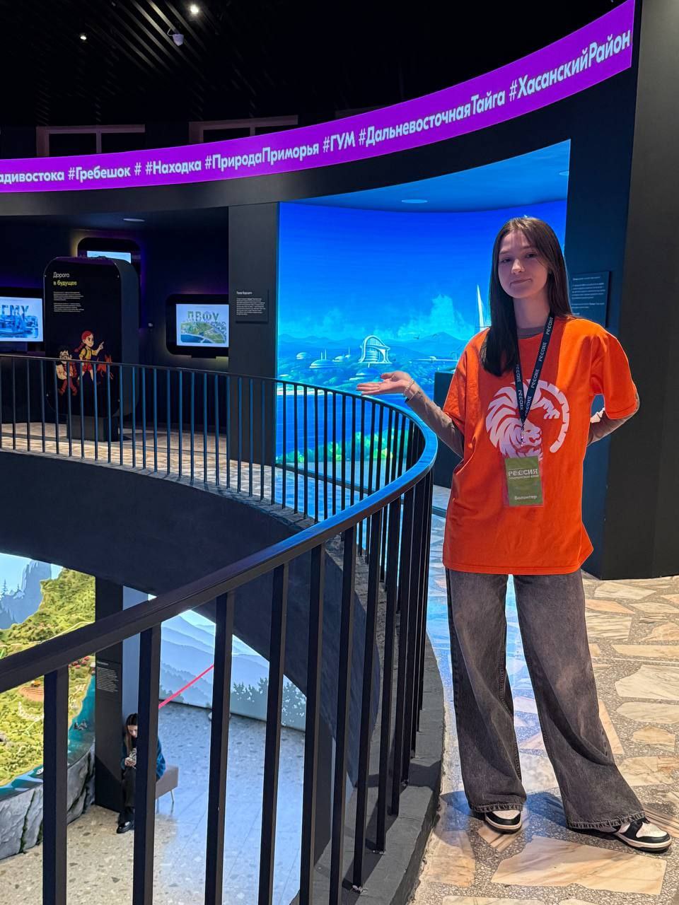 Наши волонтеры провели экскурсии в национальном центре «Россия»