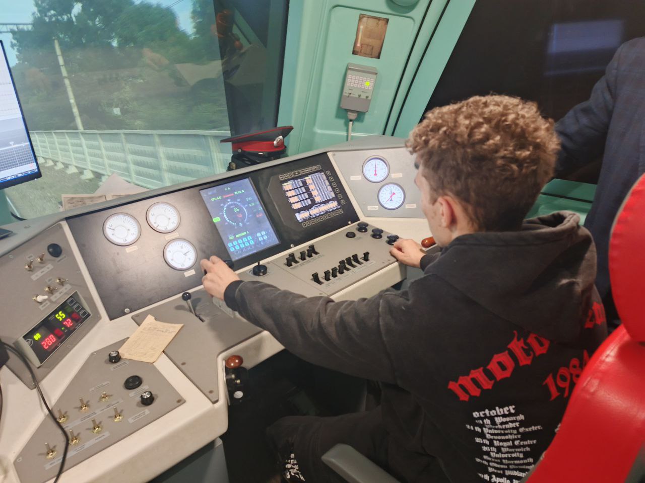 Наши будущие машинисты в локомотивном депо Смоляниново