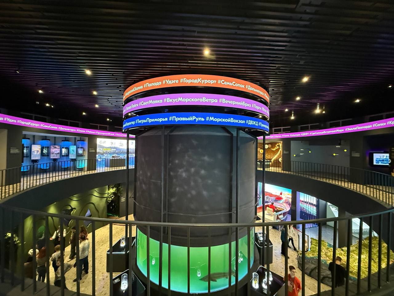 Наши волонтеры провели экскурсии в национальном центре «Россия»